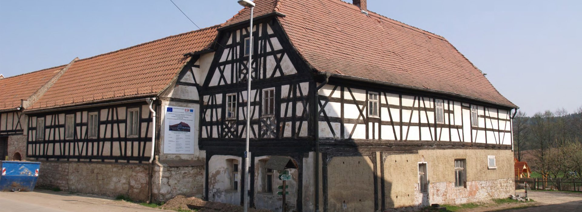 Brachflächen Wohn- und Nutzgebäude auf einem Bauernhof