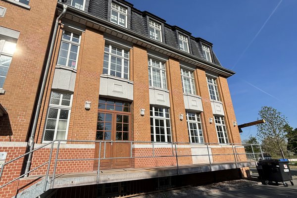 Ansicht Rudolstadt-Schwarza, Großzügige Werkstatteinheit im Erdgeschoss mit Anfahrrampe