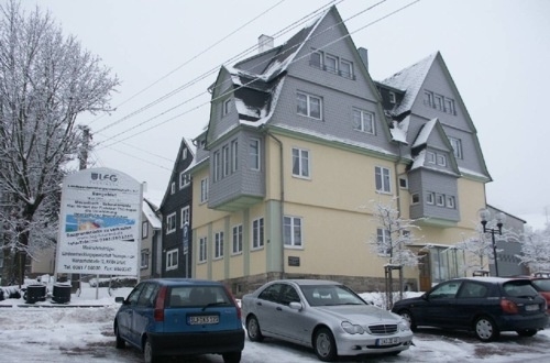 Ansicht vollständig saniertes 3-geschossiges Wohnhaus