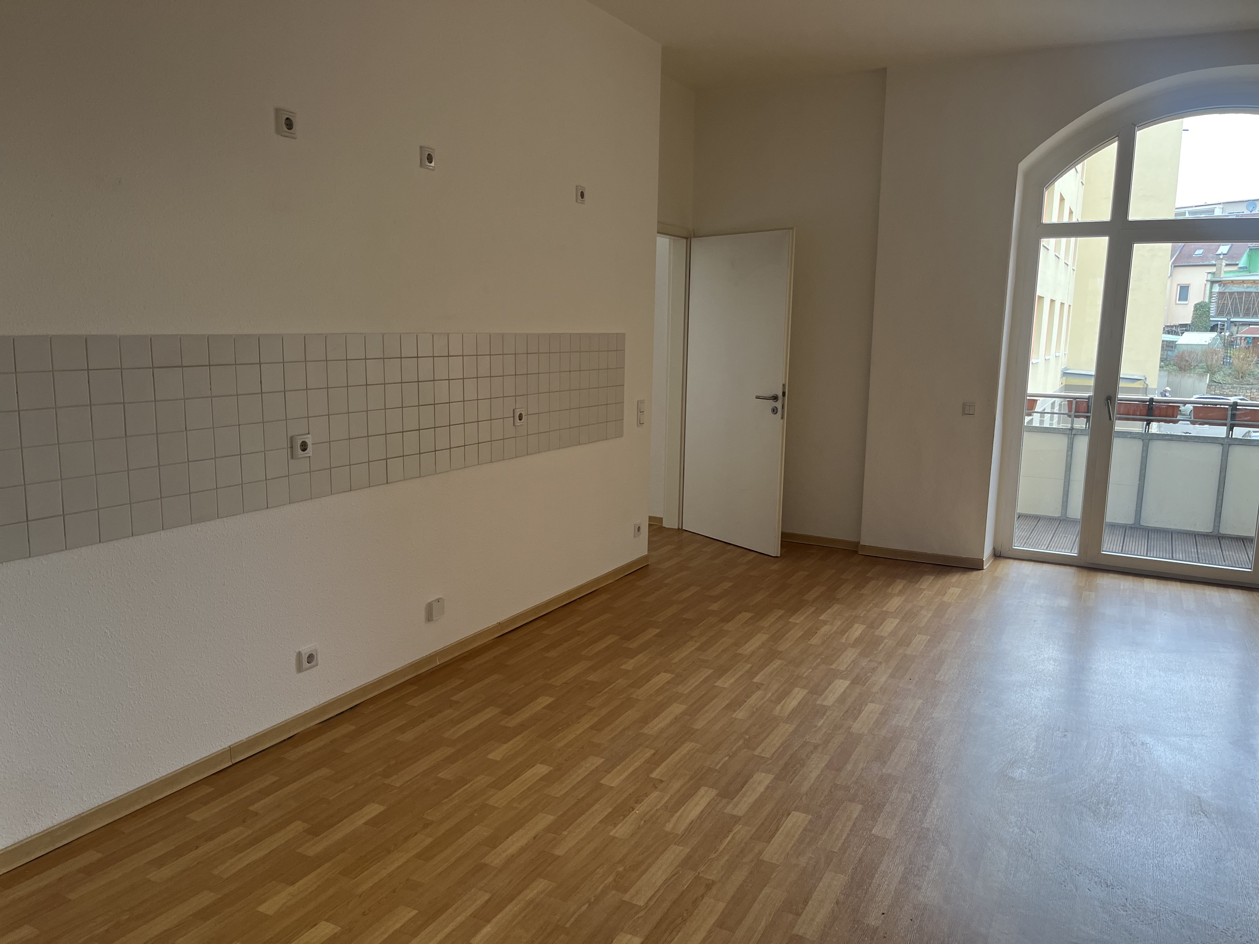 Ansicht Ronneburg, Wohnhaus, Eleganz trifft Komfort: Zentrale, barrierefreie Wohnung mit prachtvollen Stuckdecken (ME 4)