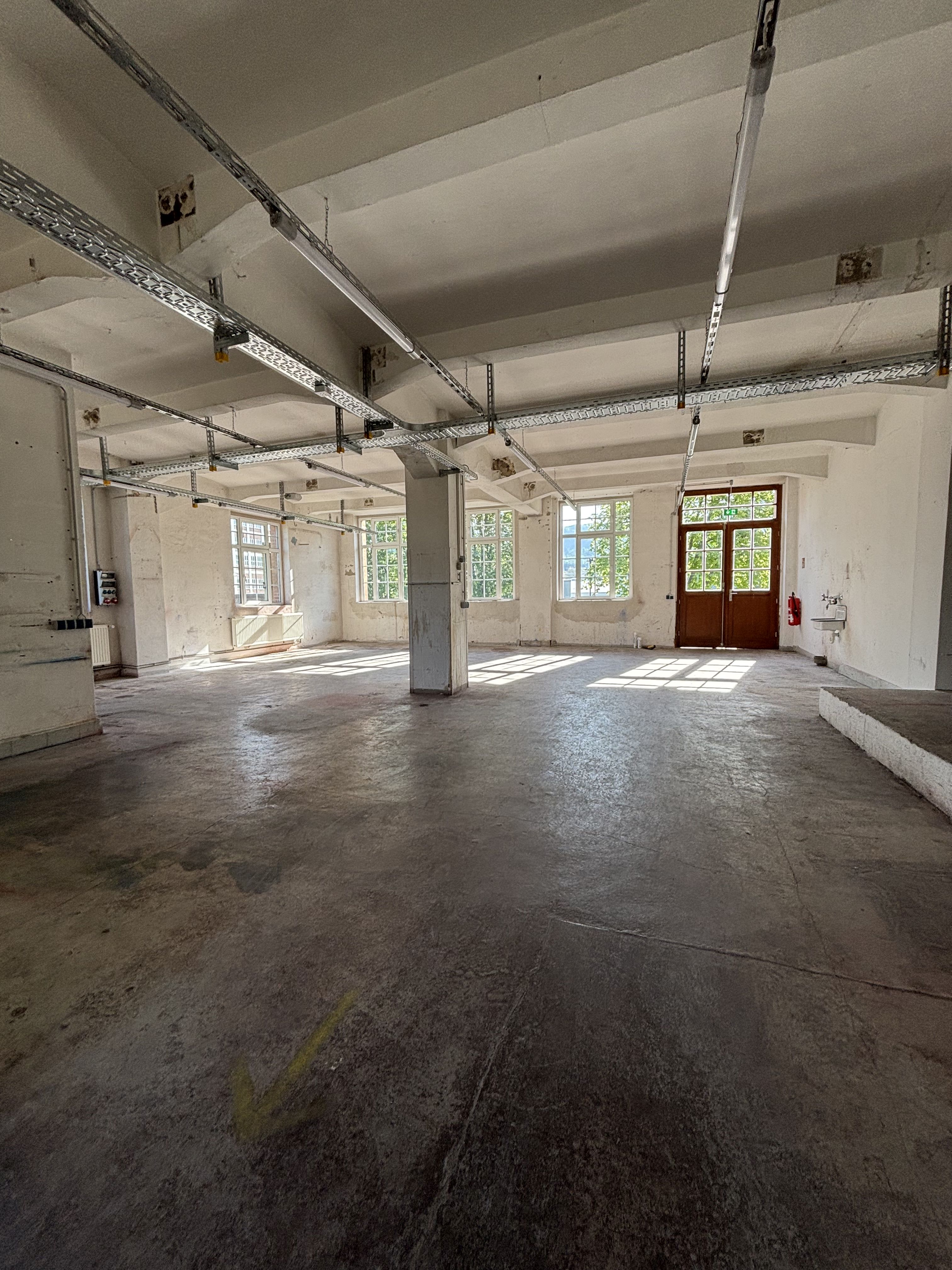 Ansicht Großzügige Werkstatteinheit im Erdgeschoss mit Anfahrrampe