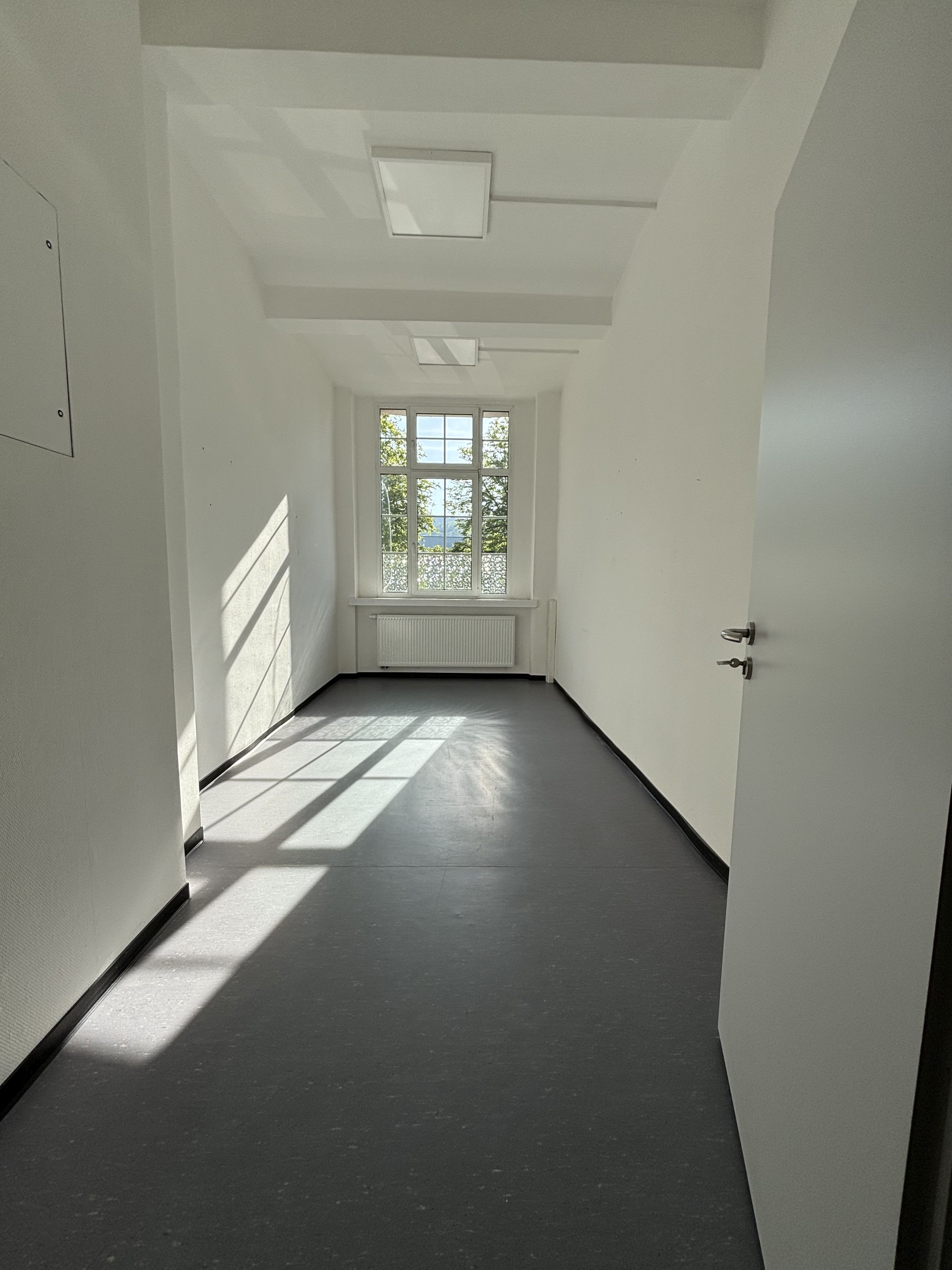 Ansicht Großzügige Werkstatteinheit im Erdgeschoss mit Anfahrrampe