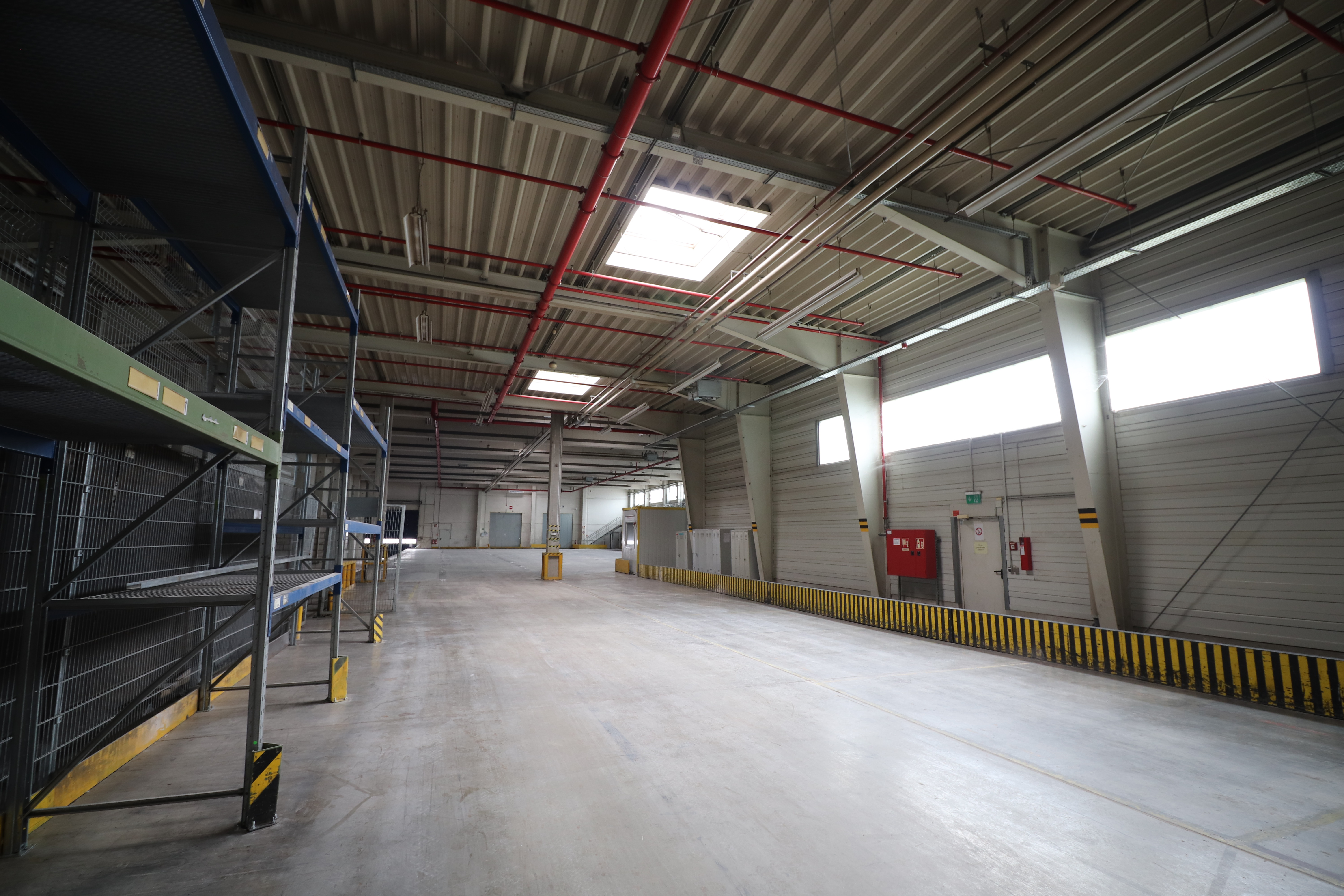 Ansicht Attraktive Fertigungs-/Logistikhalle mit Büroflächen in Eisenach zu vermieten - Bahnanschluss