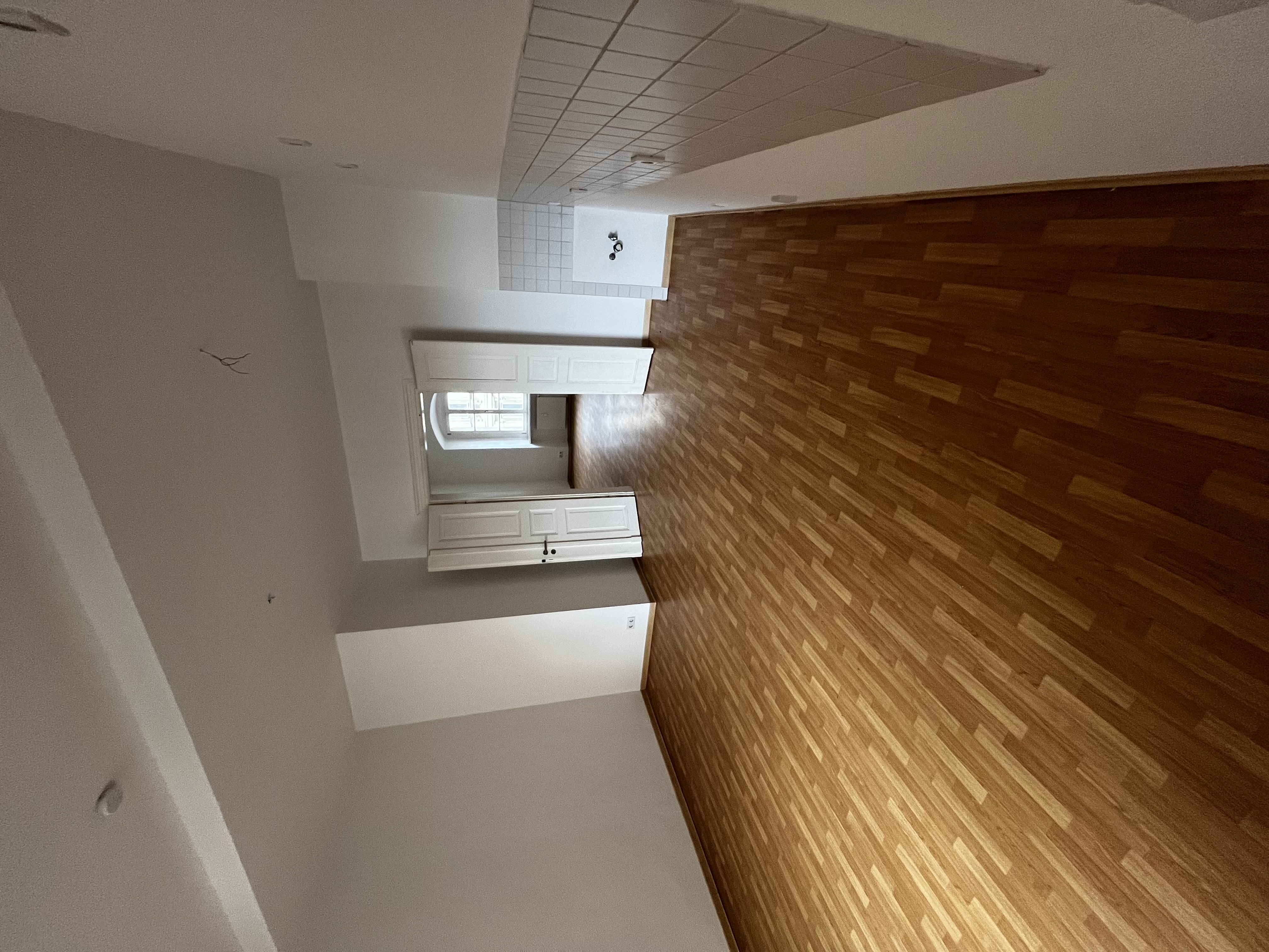 Ansicht Ronneburg, Wohnhaus, Eleganz trifft Komfort: Zentrale, barrierefreie Wohnung mit prachtvollen Stuckdecken (ME 4)