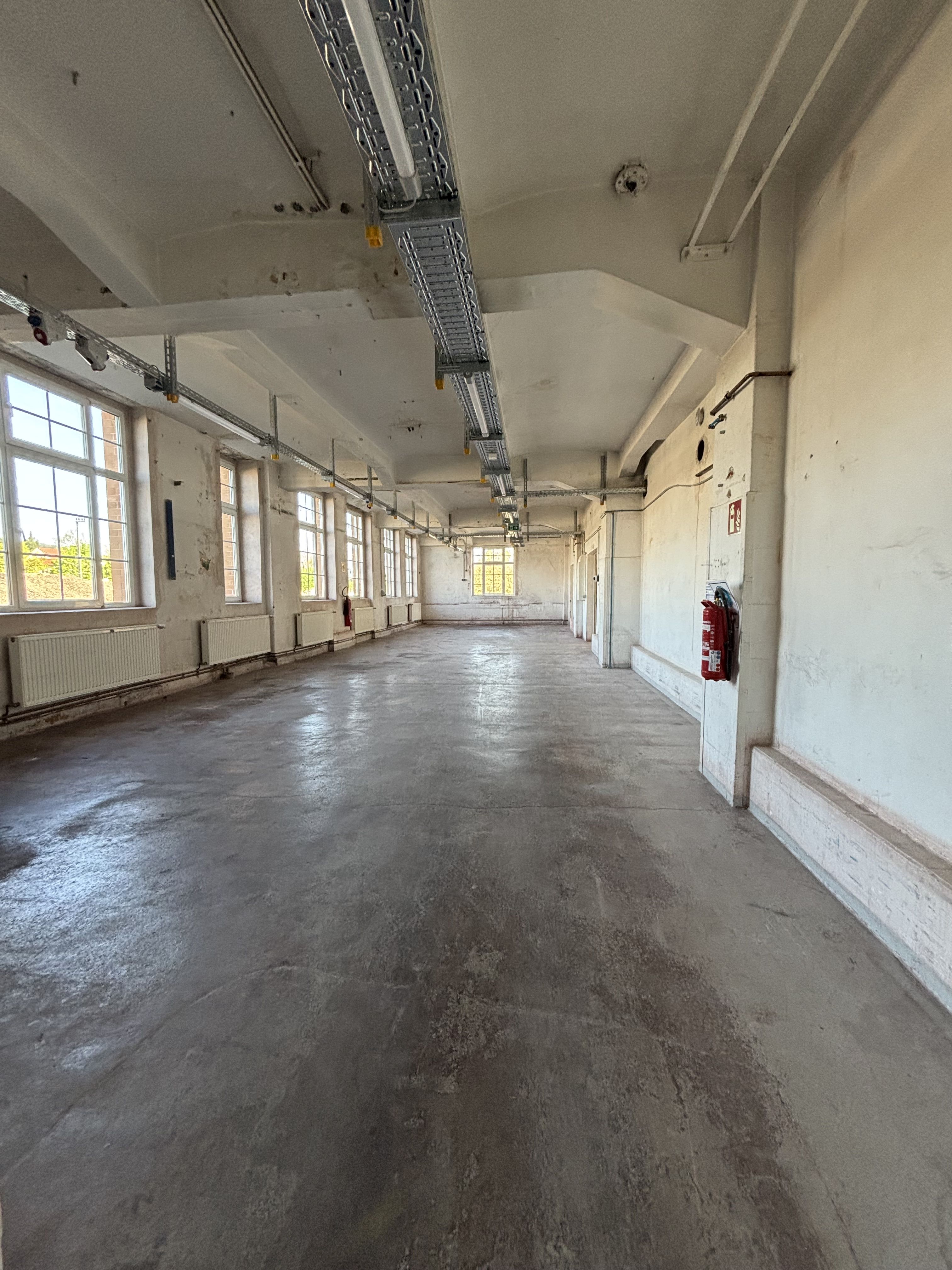 Ansicht Großzügige Werkstatteinheit im Erdgeschoss mit Anfahrrampe