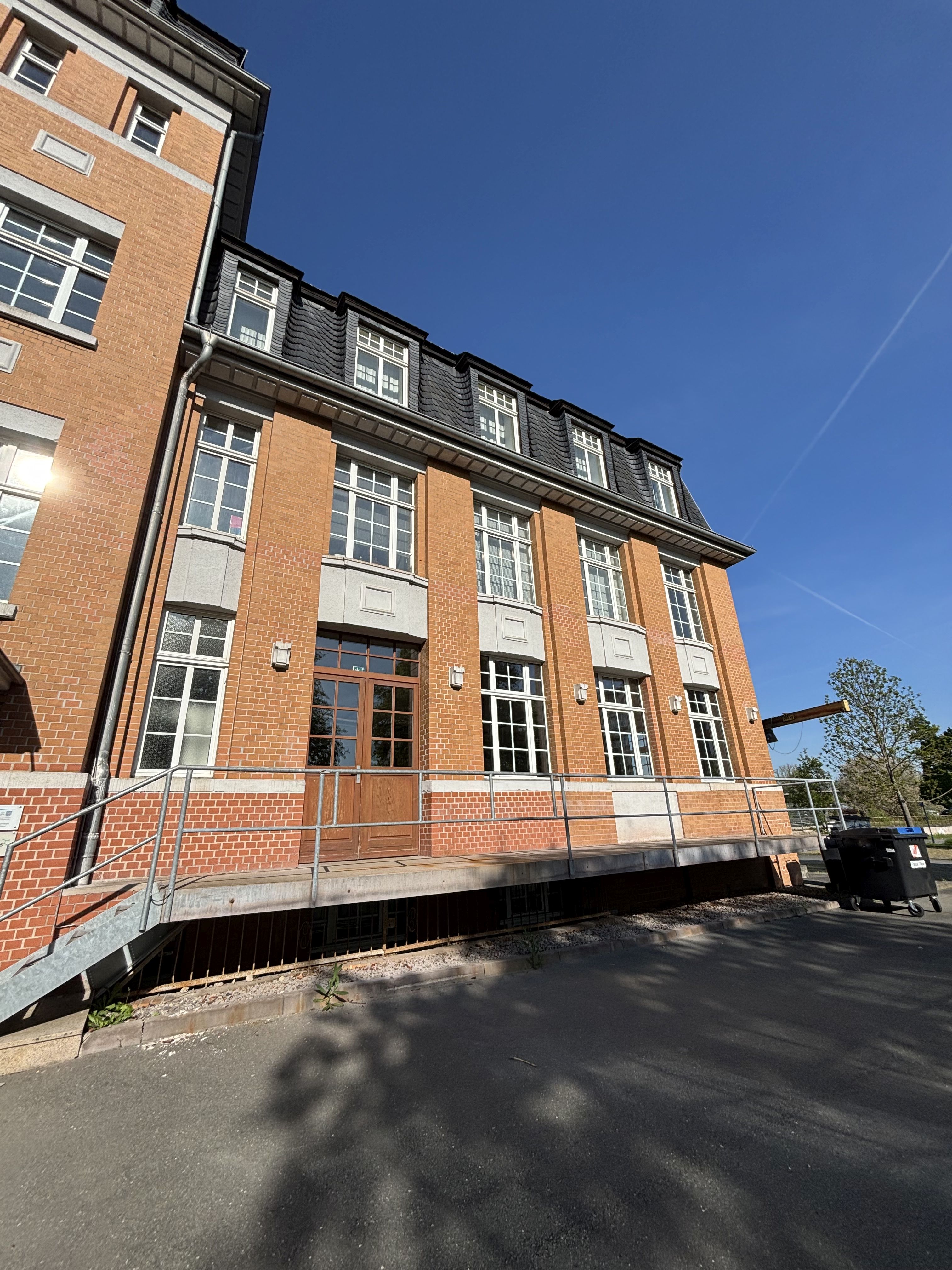 Ansicht Großzügige Werkstatteinheit im Erdgeschoss mit Anfahrrampe