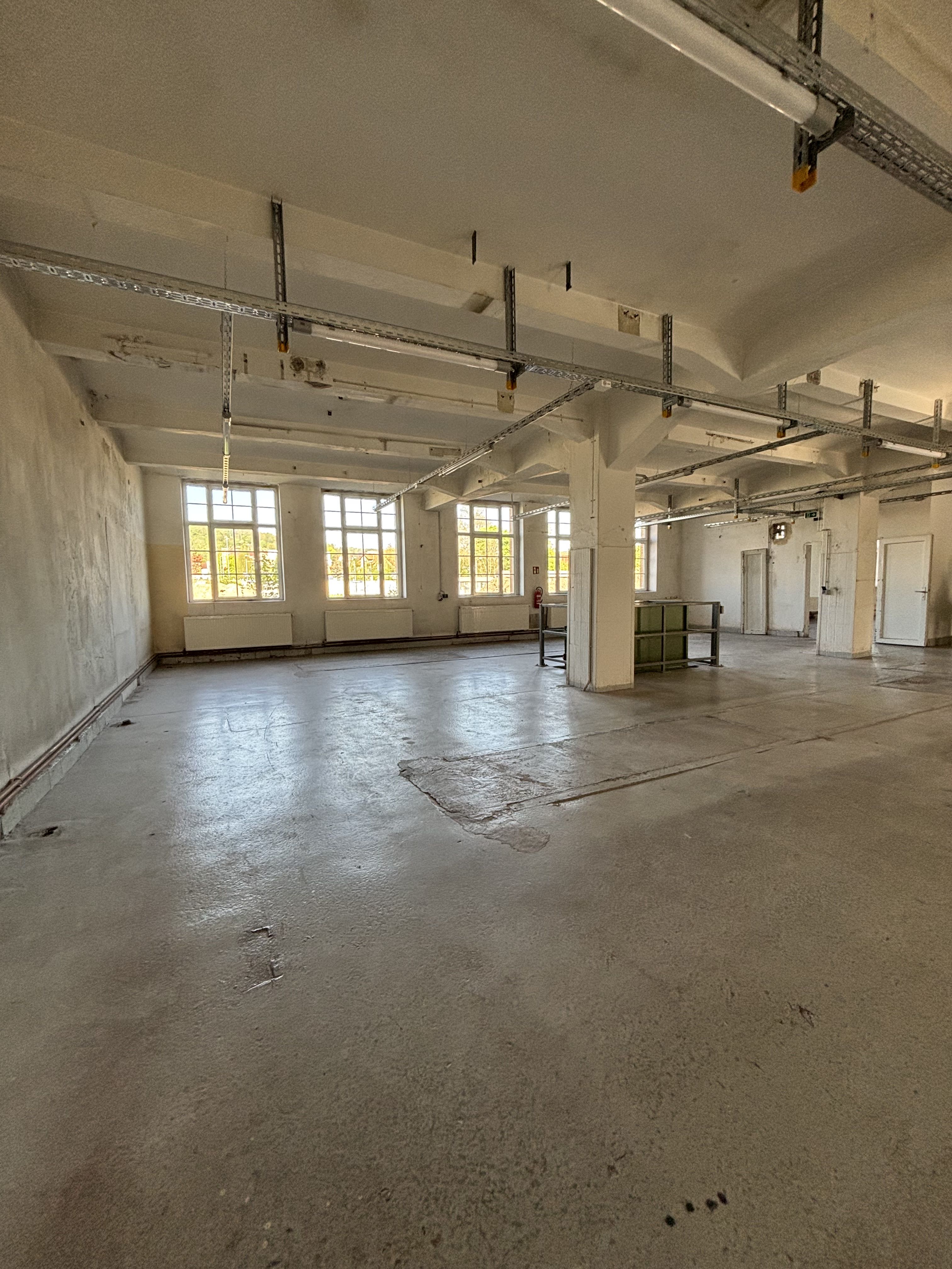 Ansicht Großzügige Werkstatteinheit im Erdgeschoss mit Anfahrrampe