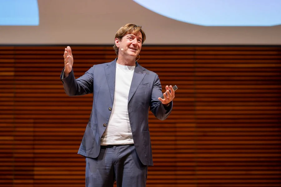 Ein Mann in einem Anzug hält eine Rede.