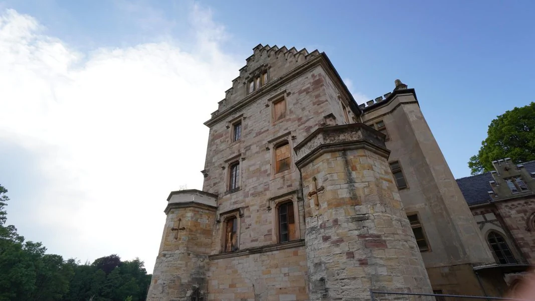 Froschperspektive vor einem Teil des Schloss Reinhardsbrunn