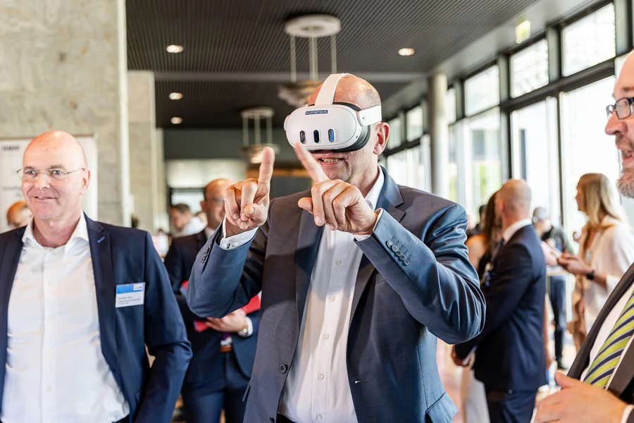 Foto: Andreas Krey (Geschäftsführer LEG) steht neben Wolfgang Tiefensee (Wirtschaftsminister Thüringen), welcher mit einer VR-Brille agiert