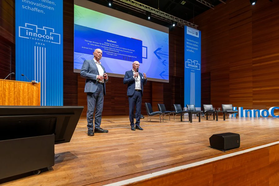 Foto: Andreas Krey (Geschäftsführer LEG) und Wolfgang Tiefensee (Wirtschaftsminister Thüringen) halten eine Rede