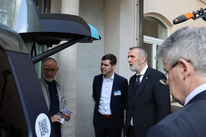 Der Minister Schütz schaut sich den P:Mover an