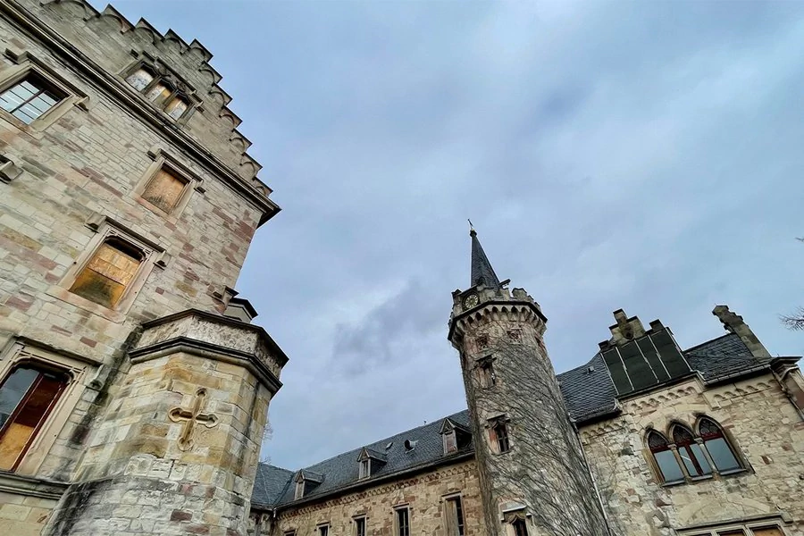 Froschperspektiv des Hauptgebäudes vom Schloss Reinhardsbrunn