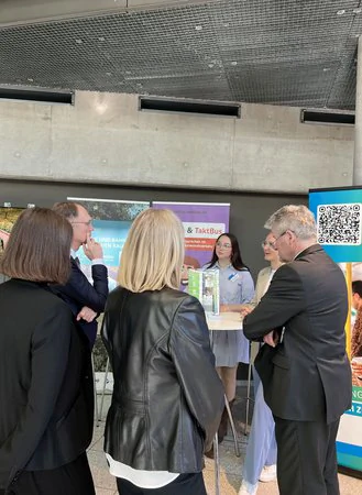 Sachlicher Austausch von Personen am Messestand