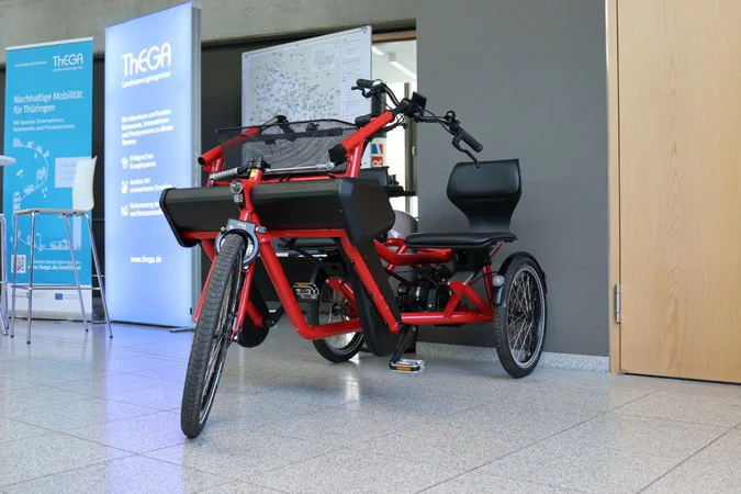 Rotes Lastendreirad auf der Konferenz