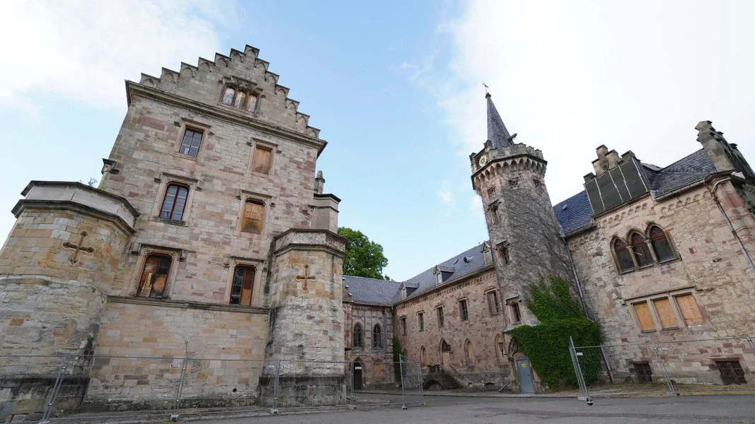 Innenhof und Hauptgebäude des Schlosses im Stile englischer Schlossbaukunst