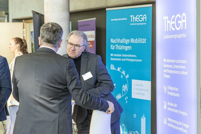 Sachlicher Austausch von zwei männlichen Personen auf einer Konferenz