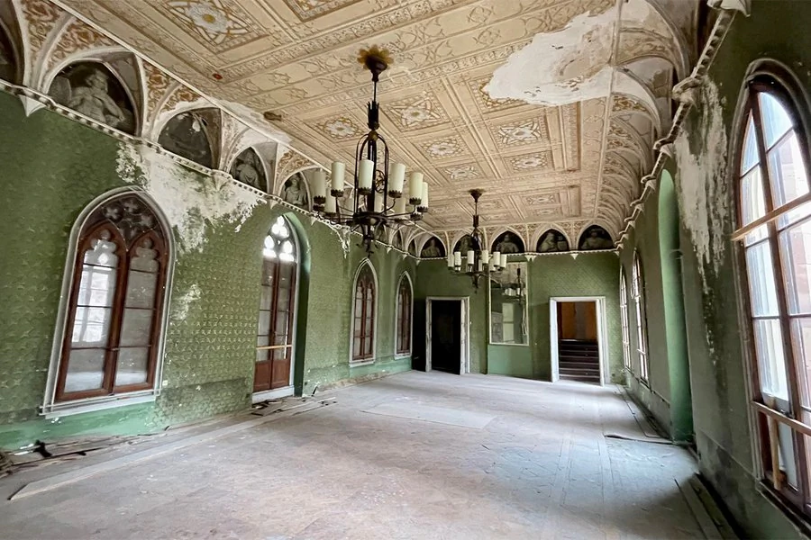 Ahnensaal vom Schloss Reinhardsbrunn, Kronleuchter, verzierte Decke und Moosgrüne Wände