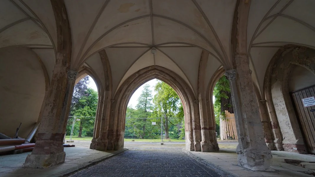 Torbögen des Hauptgebäudes vom Schloss Reinhardsbrunn