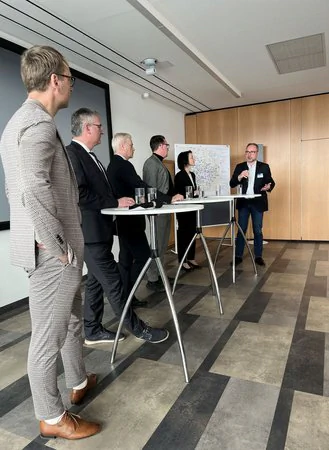 Mehrere Personen stellen ein Thema vor