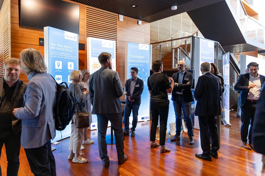 Foto: vielen Menschen tauschen sich auf der Veranstaltung aus