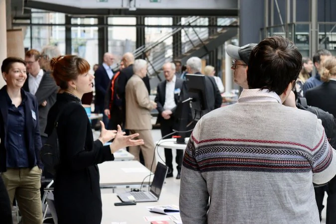 Menschen unterhalten sich auf der Konferenz