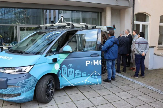 P:Mover, ein umgebauter VW E-Bus mit diversen installierten Kameras