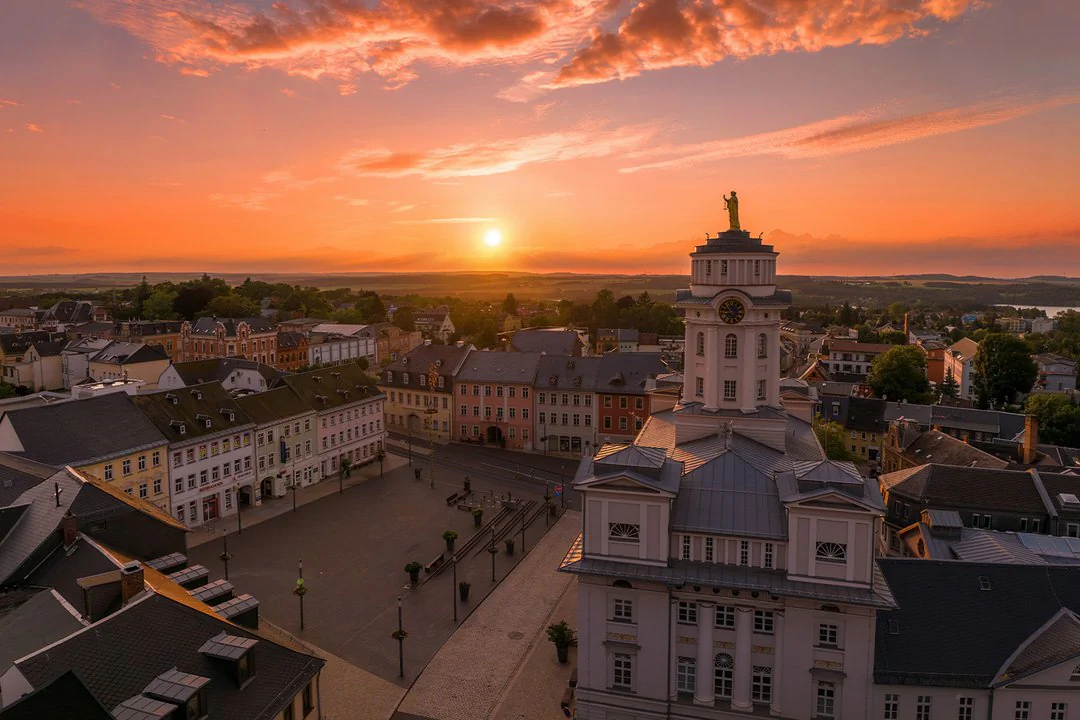 Ein schöner Sonnenuntergang über Zeulenroda, der den Himmel in warmen Farben erleuchtet.