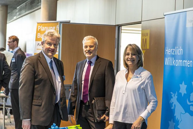 Herr Brämer (TMDI), Frau Malcherek (TMDI) und eine weitere Person Posen für ein Bild