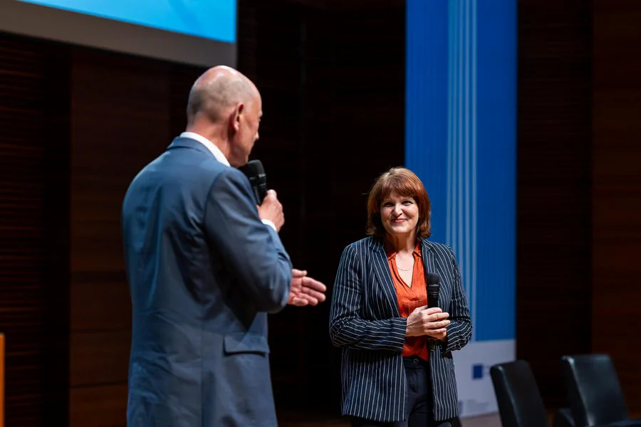 Foto: Wolfgang Tiefensee (Wirtschaftsminister Thüringen) und ein weiterer Gast unterhalten sich auf der Bühne
