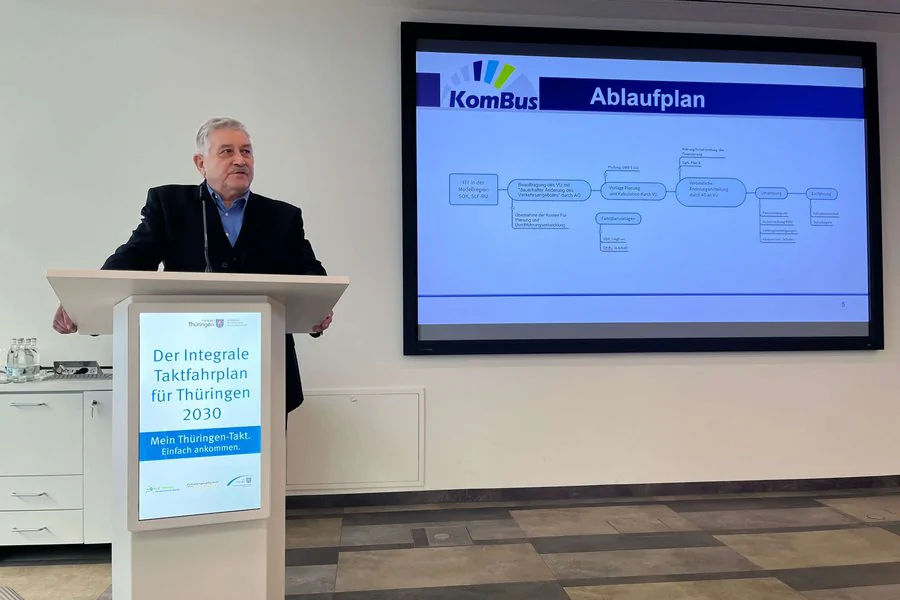 Eine Person präsentiert Inhalte im COMCENTER Brühl