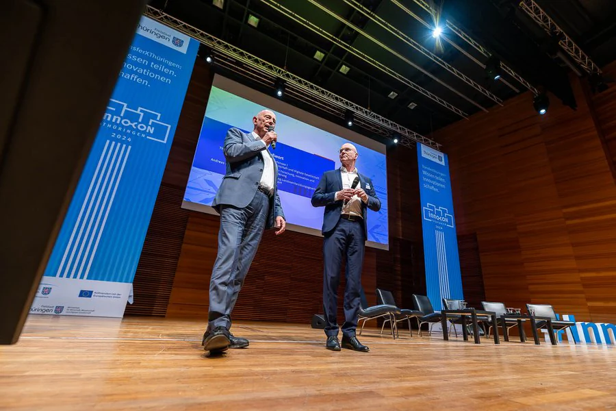Foto: Andreas Krey (Geschäftsführer LEG) und Wolfgang Tiefensee (Wirtschaftsminister Thüringen) halten eine Rede
