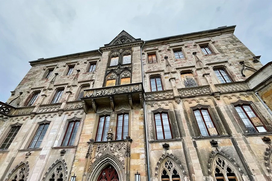 Foto aus der Froschperspektive vom Gartenhaus, vierstöckiges Gebäude