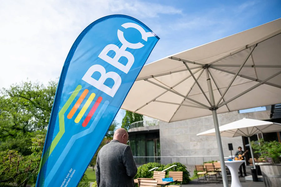 Foto zeigt BBQ-Event im freien mit Sonnenschirmen und Outdoor-Möbeln