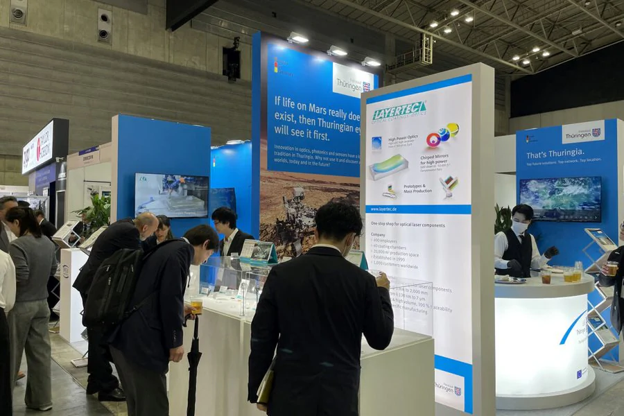 Menschen stehen am Stand der LEG Thüringen auf der OPIE-Messe