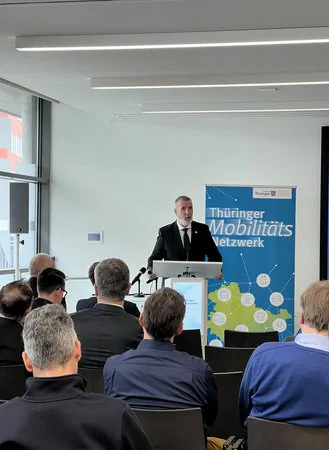 Herr Schütz während seiner Rede auf einer Konferenz