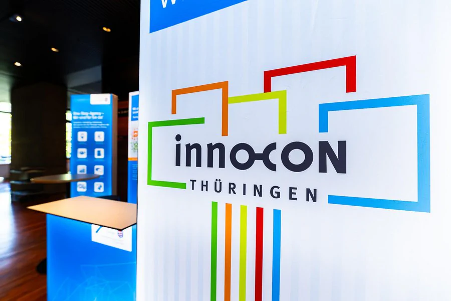 InnoCON Logo auf einem Rollup am Messestand