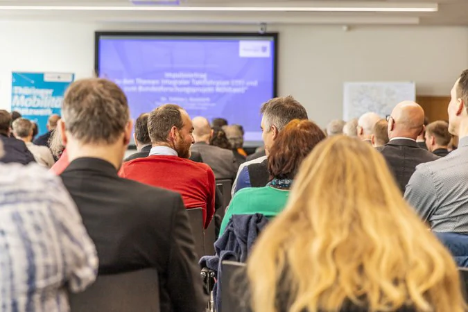 Das Publikum eines Vortrages von hinten