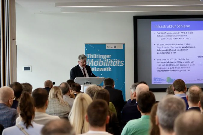 Markus Brämer hält einen Vortrag vor Publikum auf der Mobilitätskonferenz 