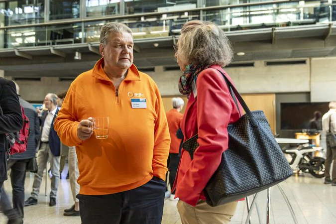 Sachlicher Austausch von zwei Personen auf der Konferenz