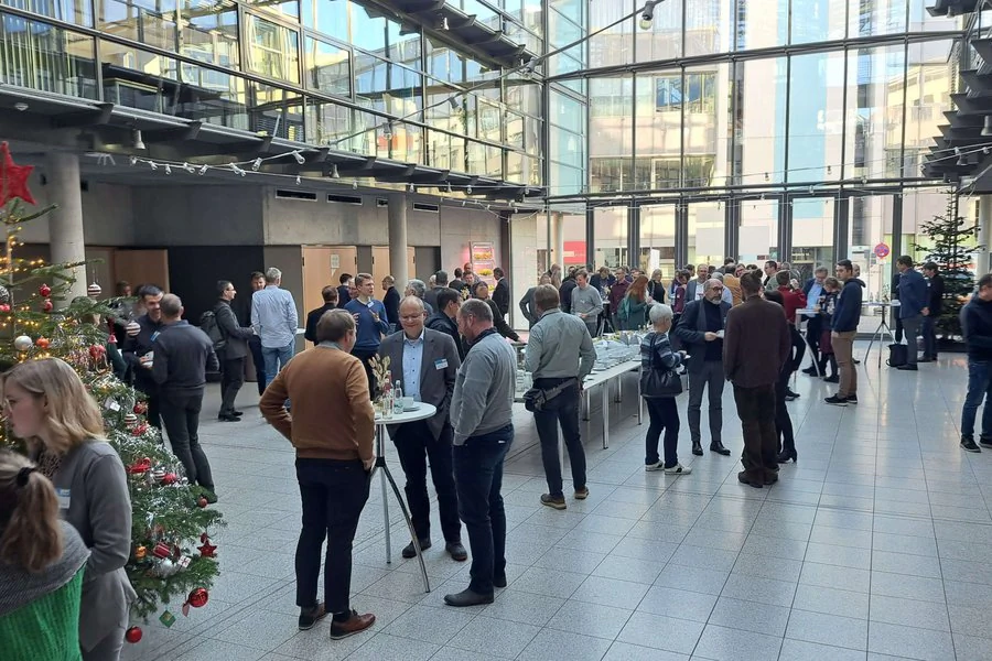 Viele Besucher im regen Austausch im COMCENTER Brühl