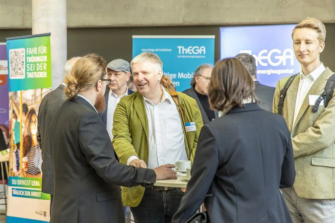 Eine Gruppe unterhält sich auf einer Konferenz