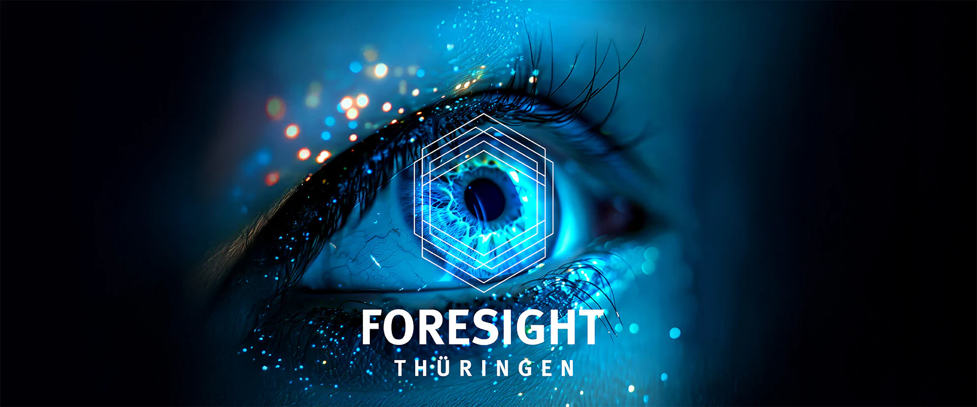 Bildbeschreibung / description: Blaues Auge mit bunten Farbklecksen unter blauem Licht