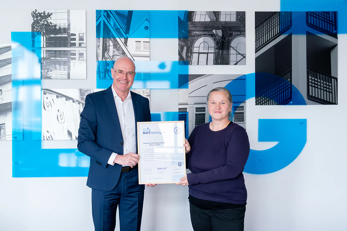 Grit Booth, Leiterin der NAT-Geschäftsstelle, und LEG-Geschäftsführer Andreas Krey bei der Überreichung der Urkunde in Erfurt.