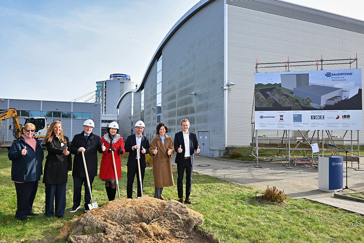 Startschuss für eine Millioneninvestition in Zeulenroda – Thüringer Wirtschaftsministerin Colette Boos-John, 2.v.r. und Rainer Berthan, Vorstandsvorsitzender Bauerfeind, 3.v.l. mit weiteren Projektbeteiligten.