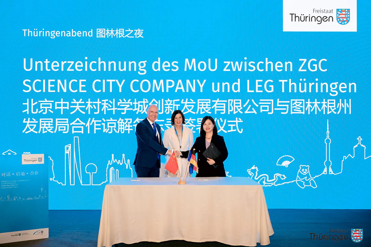 Andreas Krey, LEG-Geschäftsführer, Wirtschaftsministerin Colette Boos-John und Dai Lian, Deputy General Manager of ZGC Science City Ltd., bei der Unterzeichnung eines MoU.