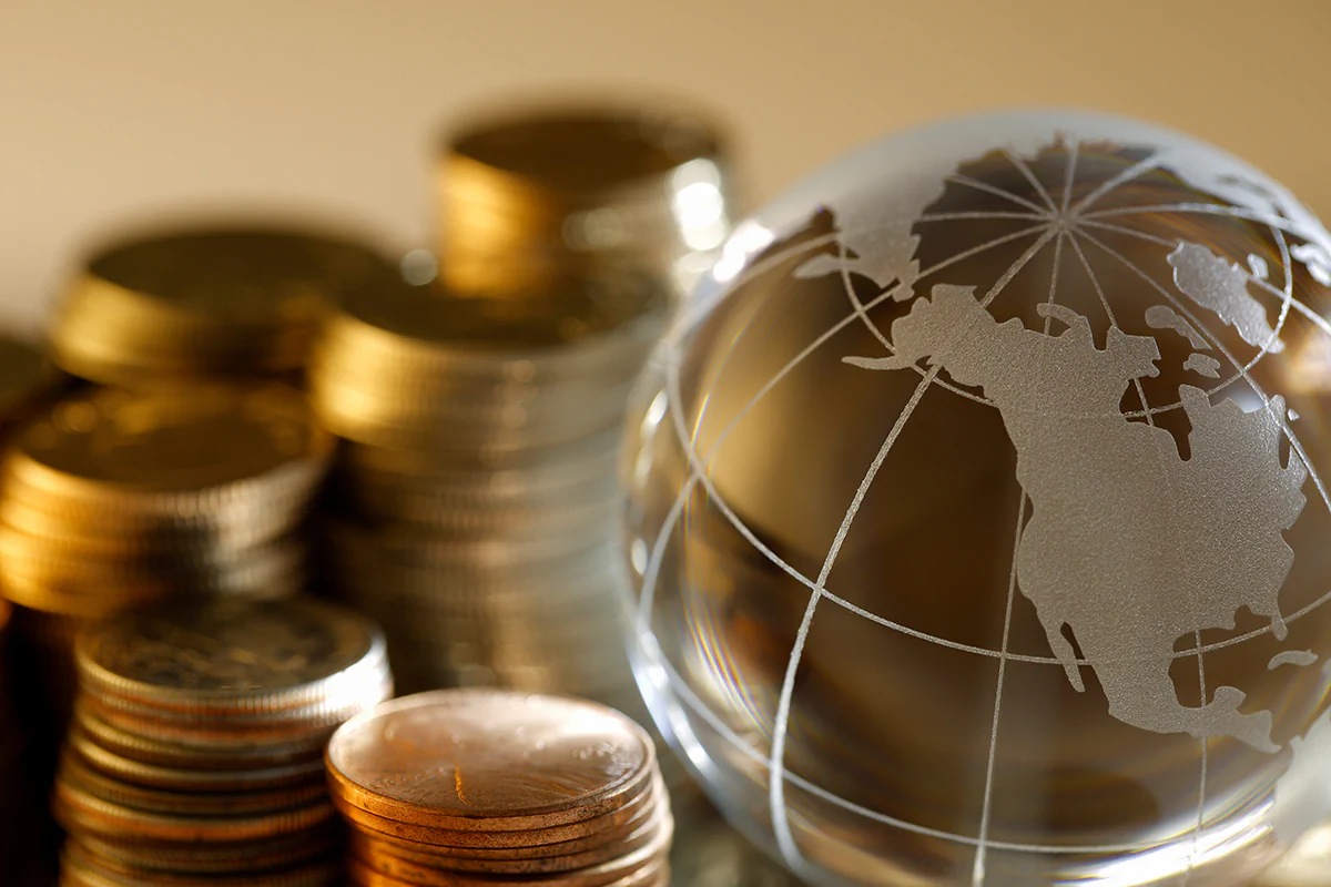 Weltkugel mit Münzen