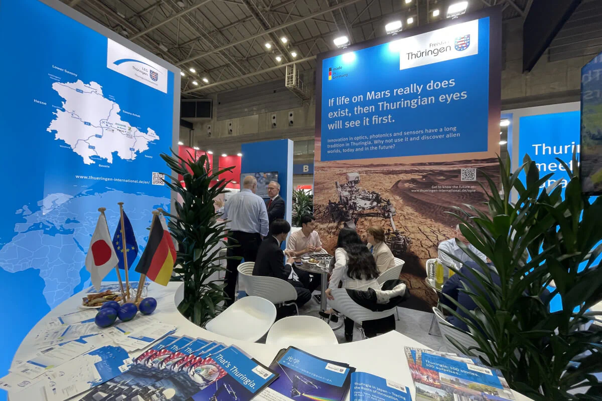 Menschen stehen am Stand LEG Thüringen auf der OPIE-Messe