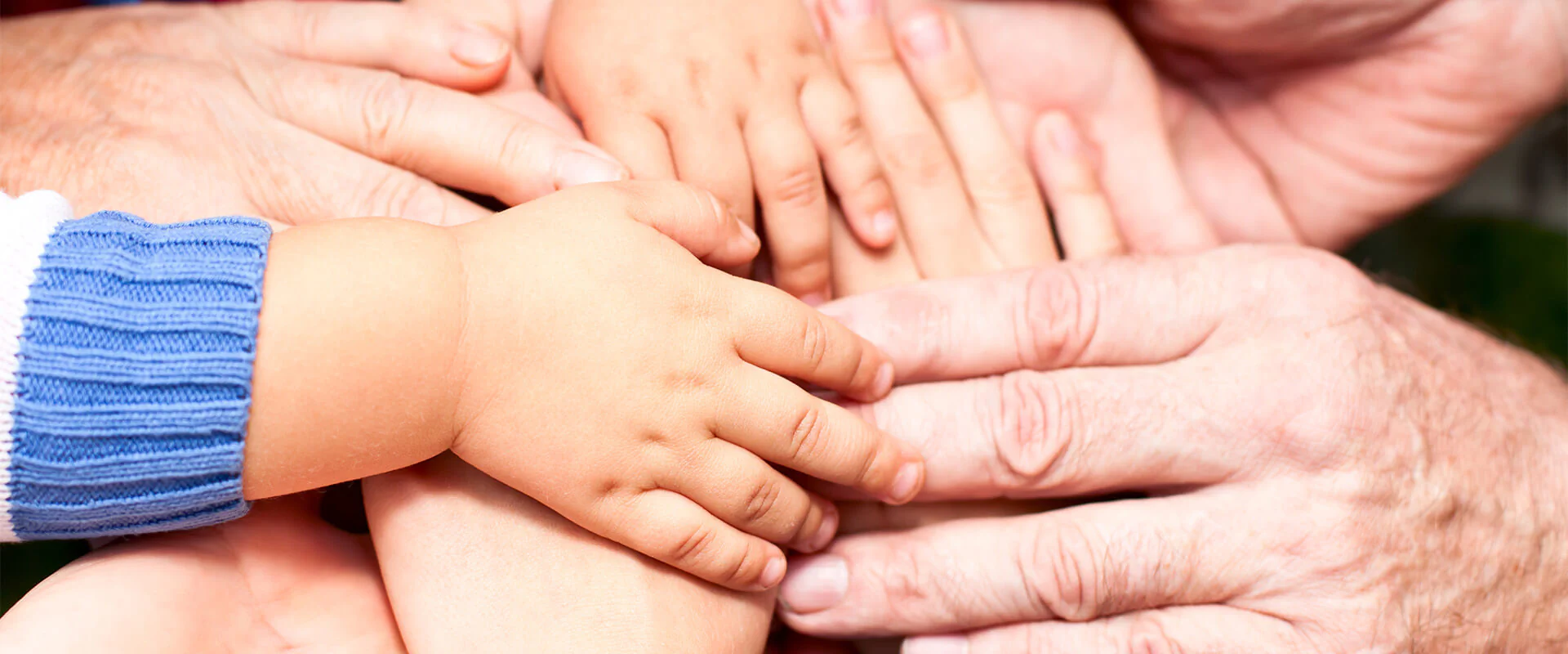 Bildbeschreibung / description: Mehrere Personen stehen zusammen und halten sich an den Händen, was Gemeinschaft und Solidarität darstellt.