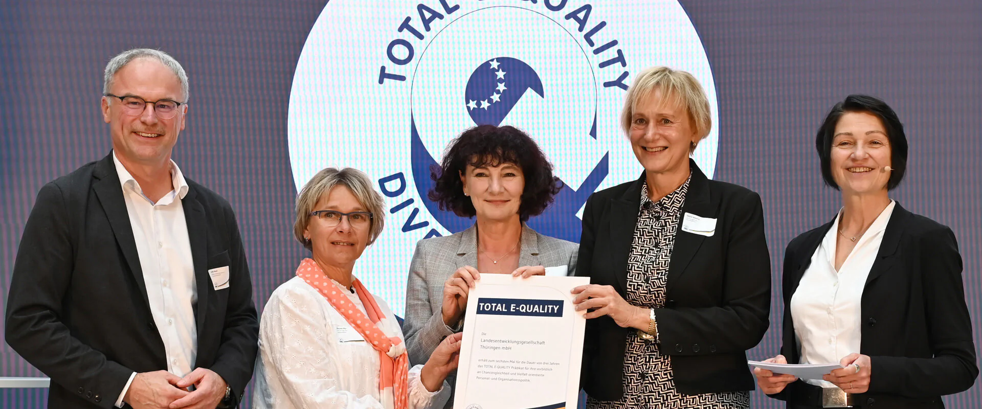 Bildbeschreibung / description: Bereits 6. Mal wurde die LEG für ihr erfolgreiches Engagement mit dem TOTAL E-Quality Prädikat ausgezeichnet. 